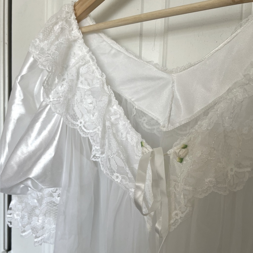 Lovely White Vintage Tosca Lingerie Robe / Peignoir with Puff Sleeves